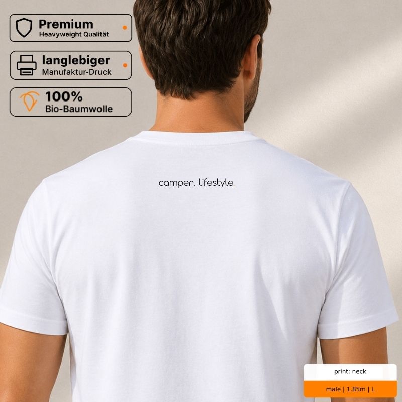 Premium T-Shirt mit Spruch "camper. lifestyle." und Visual Camper vor Bergpanorama